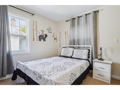 6311 Barker Street, Niagara Falls, ON - Indoor Photo Showing Bedroom