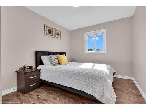 21 Henderson Drive, Guelph, ON - Indoor Photo Showing Bedroom