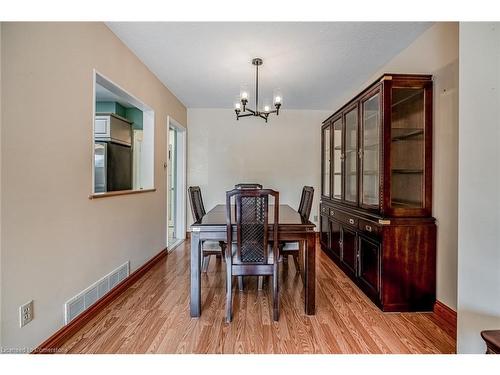 1165 Flagship Drive, Mississauga, ON - Indoor Photo Showing Living Room