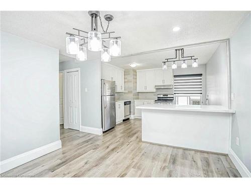 209-180 Mississauga Valley Boulevard, Mississauga, ON - Indoor Photo Showing Kitchen