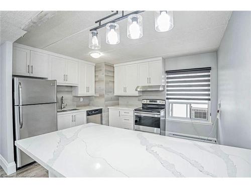 209-180 Mississauga Valley Boulevard, Mississauga, ON - Indoor Photo Showing Kitchen With Stainless Steel Kitchen