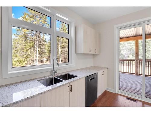 53-1045 Greensview Drive, Huntsville, ON - Indoor Photo Showing Kitchen With Double Sink