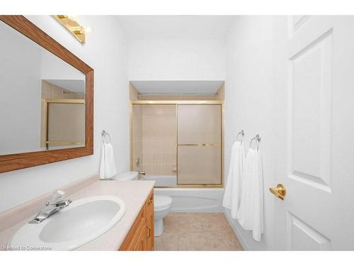 28-11 Twentyplace Boulevard, Mount Hope, ON - Indoor Photo Showing Bathroom