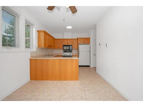 28-11 Twentyplace Boulevard, Mount Hope, ON - Indoor Photo Showing Kitchen