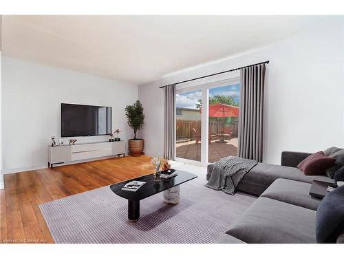 13-302 Vine Street, St. Catharines, ON - Indoor Photo Showing Living Room