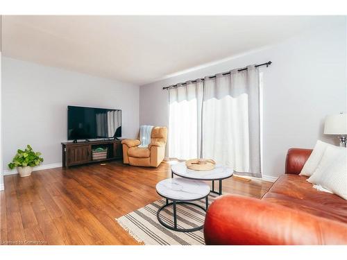 13-302 Vine Street, St. Catharines, ON - Indoor Photo Showing Living Room