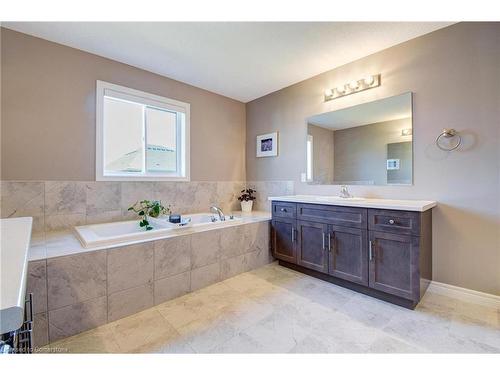 39 Broadacre Drive, Kitchener, ON - Indoor Photo Showing Bathroom