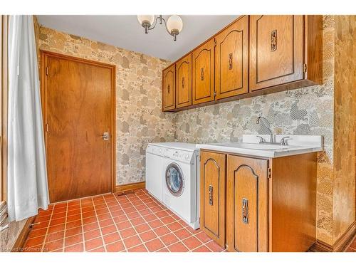 1816 Will Scarlett Drive, Mississauga, ON - Indoor Photo Showing Laundry Room