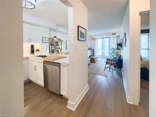 501-2111 Lake Shore Boulevard W, Toronto, ON - Indoor Photo Showing Kitchen