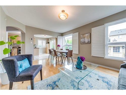 3751 Pearlstone Drive, Mississauga, ON - Indoor Photo Showing Living Room