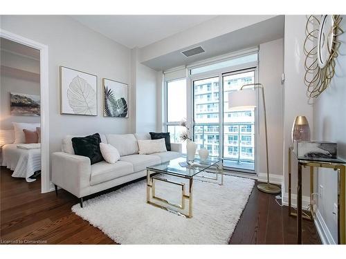 1106-65 Speers Road, Oakville, ON - Indoor Photo Showing Living Room