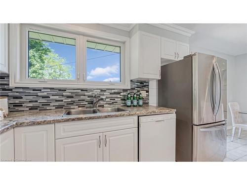 920 Eagle Crescent, London, ON - Indoor Photo Showing Kitchen With Double Sink