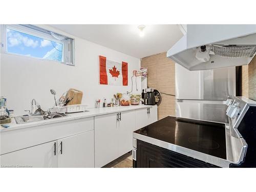 920 Eagle Crescent, London, ON - Indoor Photo Showing Kitchen