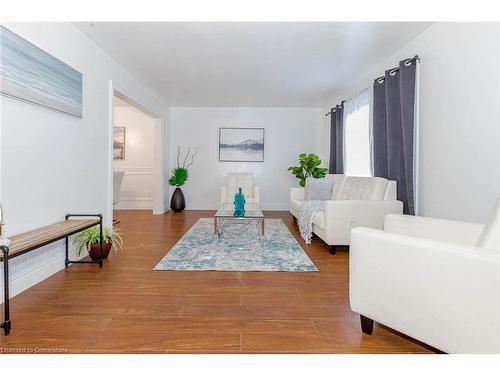 20 Cindy Avenue, Cambridge, ON - Indoor Photo Showing Living Room