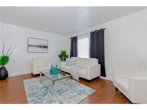 20 Cindy Avenue, Cambridge, ON - Indoor Photo Showing Living Room