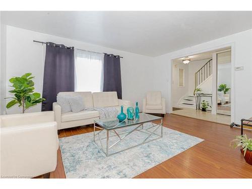 20 Cindy Avenue, Cambridge, ON - Indoor Photo Showing Living Room