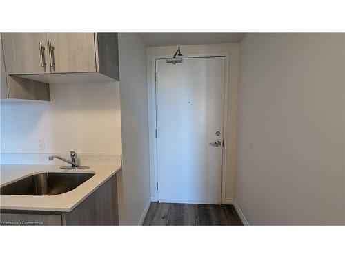 803-246 Lester Street, Waterloo, ON - Indoor Photo Showing Kitchen