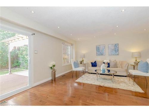 1039 Runnymead Crescent, Oakville, ON - Indoor Photo Showing Living Room