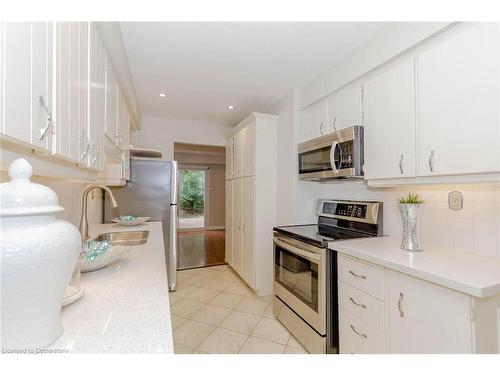 1039 Runnymead Crescent, Oakville, ON - Indoor Photo Showing Kitchen