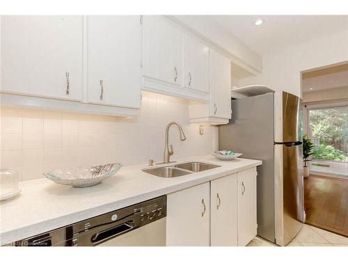 1039 Runnymead Crescent, Oakville, ON - Indoor Photo Showing Kitchen With Double Sink