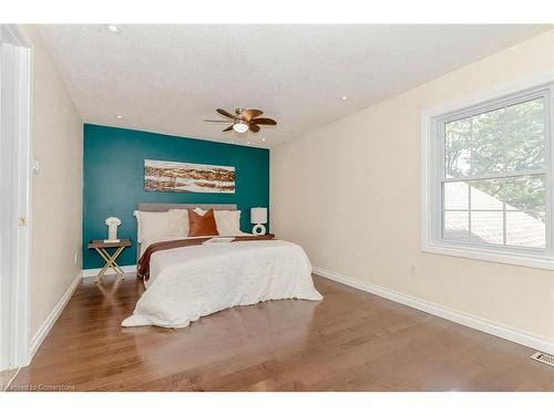 1039 Runnymead Crescent, Oakville, ON - Indoor Photo Showing Bedroom