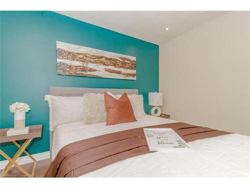 1039 Runnymead Crescent, Oakville, ON - Indoor Photo Showing Bedroom