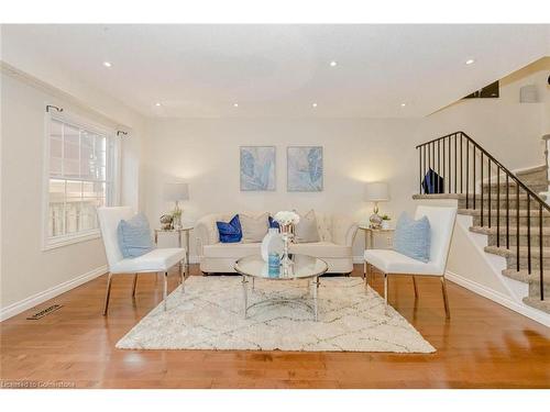 1039 Runnymead Crescent, Oakville, ON - Indoor Photo Showing Living Room