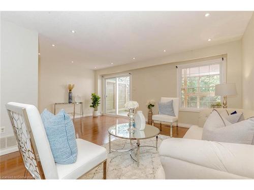 1039 Runnymead Crescent, Oakville, ON - Indoor Photo Showing Living Room