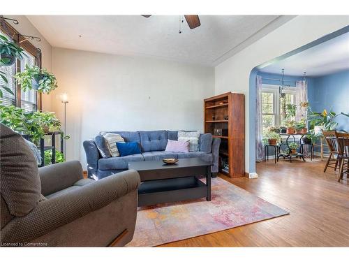 117 Maple Street, Simcoe, ON - Indoor Photo Showing Living Room