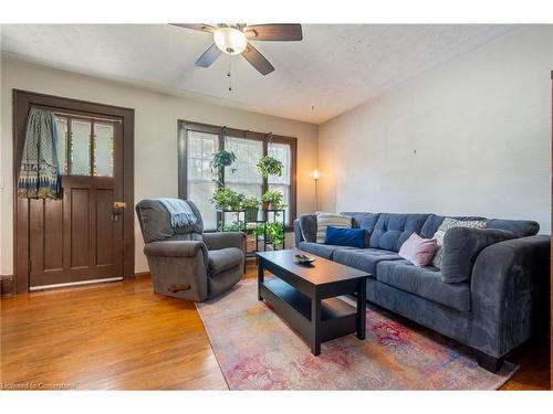 117 Maple Street, Simcoe, ON - Indoor Photo Showing Living Room