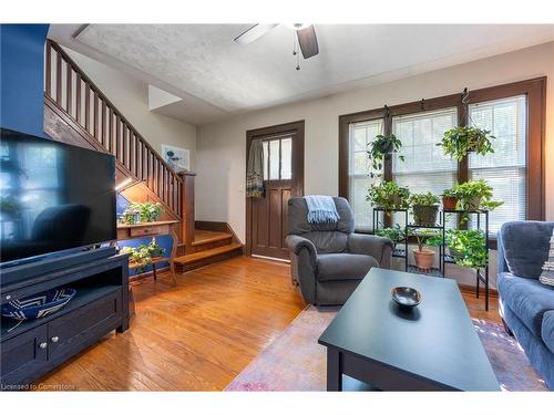 117 Maple Street, Simcoe, ON - Indoor Photo Showing Living Room