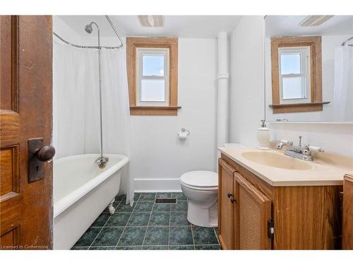 117 Maple Street, Simcoe, ON - Indoor Photo Showing Bathroom