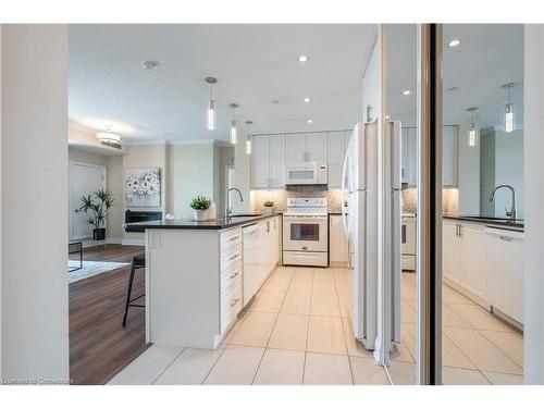 906-50 Hall Road, Georgetown, ON - Indoor Photo Showing Kitchen With Upgraded Kitchen