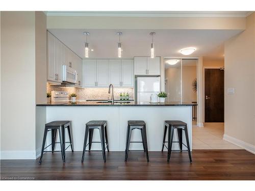 906-50 Hall Road, Georgetown, ON - Indoor Photo Showing Kitchen With Upgraded Kitchen