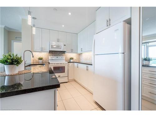 906-50 Hall Road, Georgetown, ON - Indoor Photo Showing Kitchen