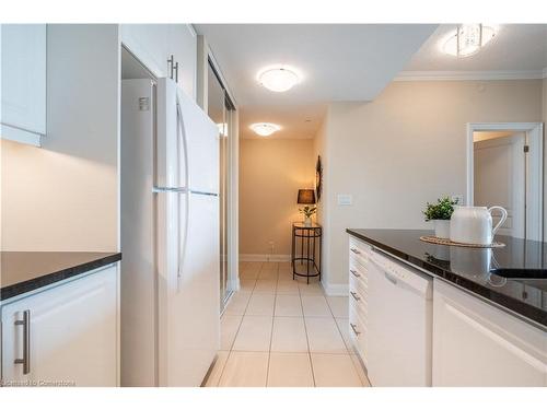 906-50 Hall Road, Georgetown, ON - Indoor Photo Showing Kitchen