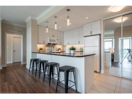 906-50 Hall Road, Georgetown, ON - Indoor Photo Showing Kitchen