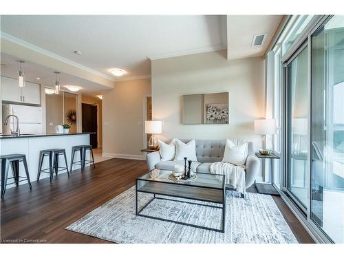 906-50 Hall Road, Georgetown, ON - Indoor Photo Showing Living Room