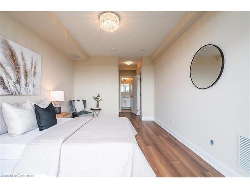 906-50 Hall Road, Georgetown, ON - Indoor Photo Showing Bedroom