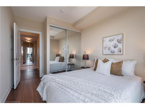 906-50 Hall Road, Georgetown, ON - Indoor Photo Showing Bedroom