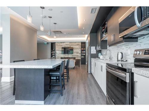 906-50 Hall Road, Georgetown, ON - Indoor Photo Showing Kitchen With Upgraded Kitchen