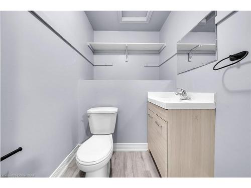 8145 Woodsview Crescent, Niagara Falls, ON - Indoor Photo Showing Bathroom