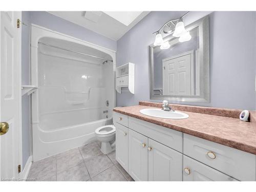 8145 Woodsview Crescent, Niagara Falls, ON - Indoor Photo Showing Bathroom