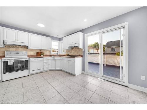 8145 Woodsview Crescent, Niagara Falls, ON - Indoor Photo Showing Kitchen