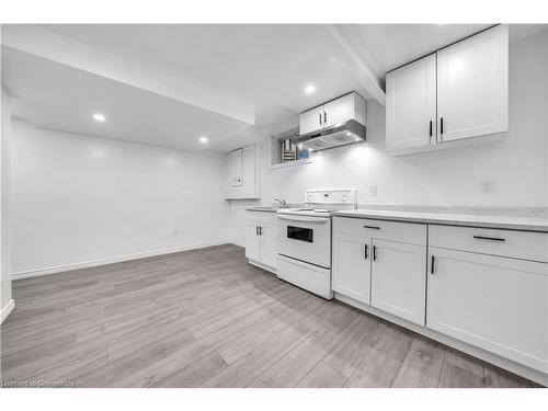 8145 Woodsview Crescent, Niagara Falls, ON - Indoor Photo Showing Kitchen