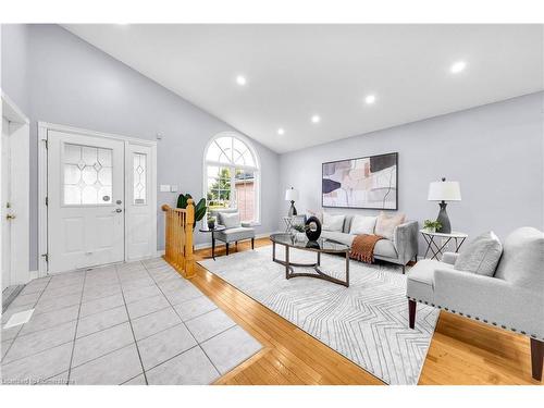 8145 Woodsview Crescent, Niagara Falls, ON - Indoor Photo Showing Living Room