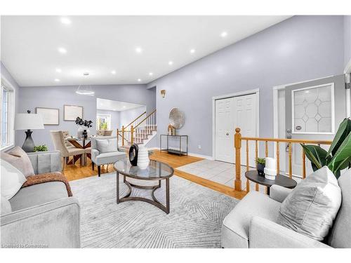 8145 Woodsview Crescent, Niagara Falls, ON - Indoor Photo Showing Living Room