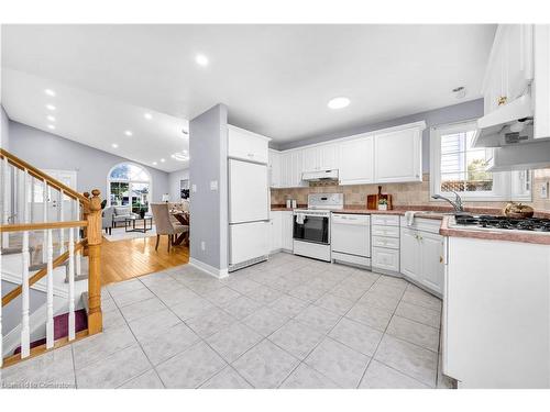 8145 Woodsview Crescent, Niagara Falls, ON - Indoor Photo Showing Kitchen