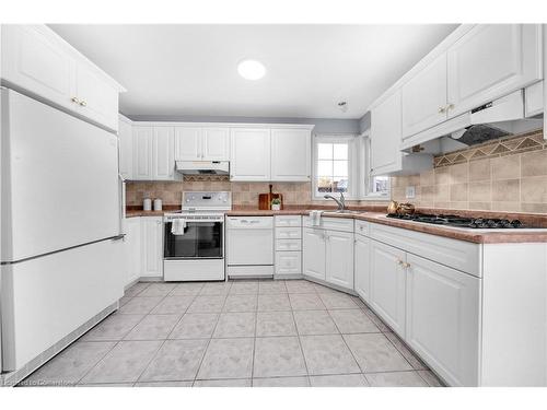 8145 Woodsview Crescent, Niagara Falls, ON - Indoor Photo Showing Kitchen With Double Sink