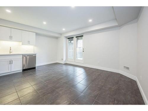 2B-38 Howe Drive, Kitchener, ON - Indoor Photo Showing Kitchen